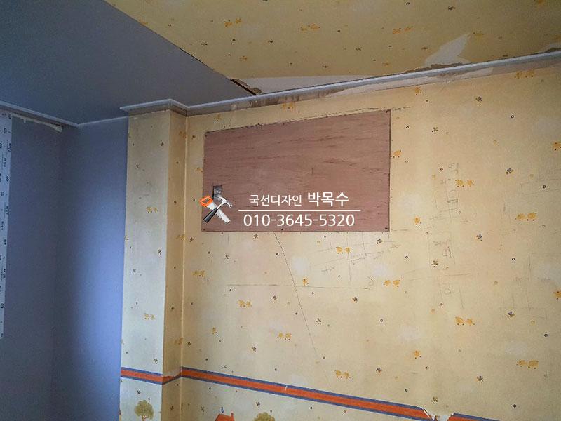 벽지 일부가 벗겨진 상태의 내부 벽면