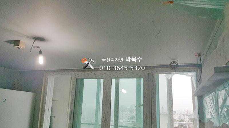 흰색으로 마감 중인 천장과 창문 주변