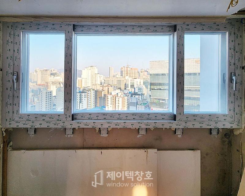 벽면 마감재가 부착되기 시작한 창호 주변