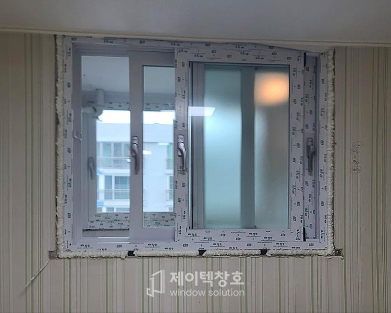 창호 접합부에 채워진 발포 보조재