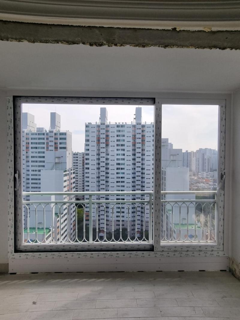 흰색 타일 바닥과 시티뷰가 펼쳐진 발코니 창호