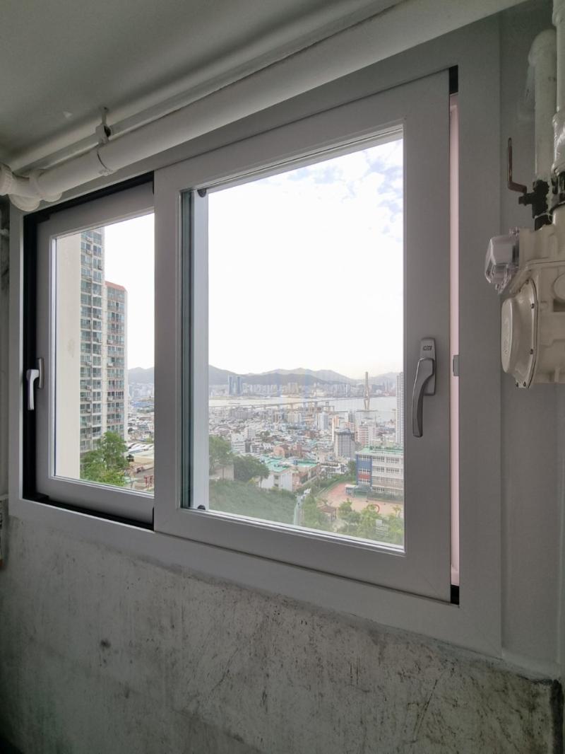흰색 콘크리트 벽면과 흰색 프레임의 창호
