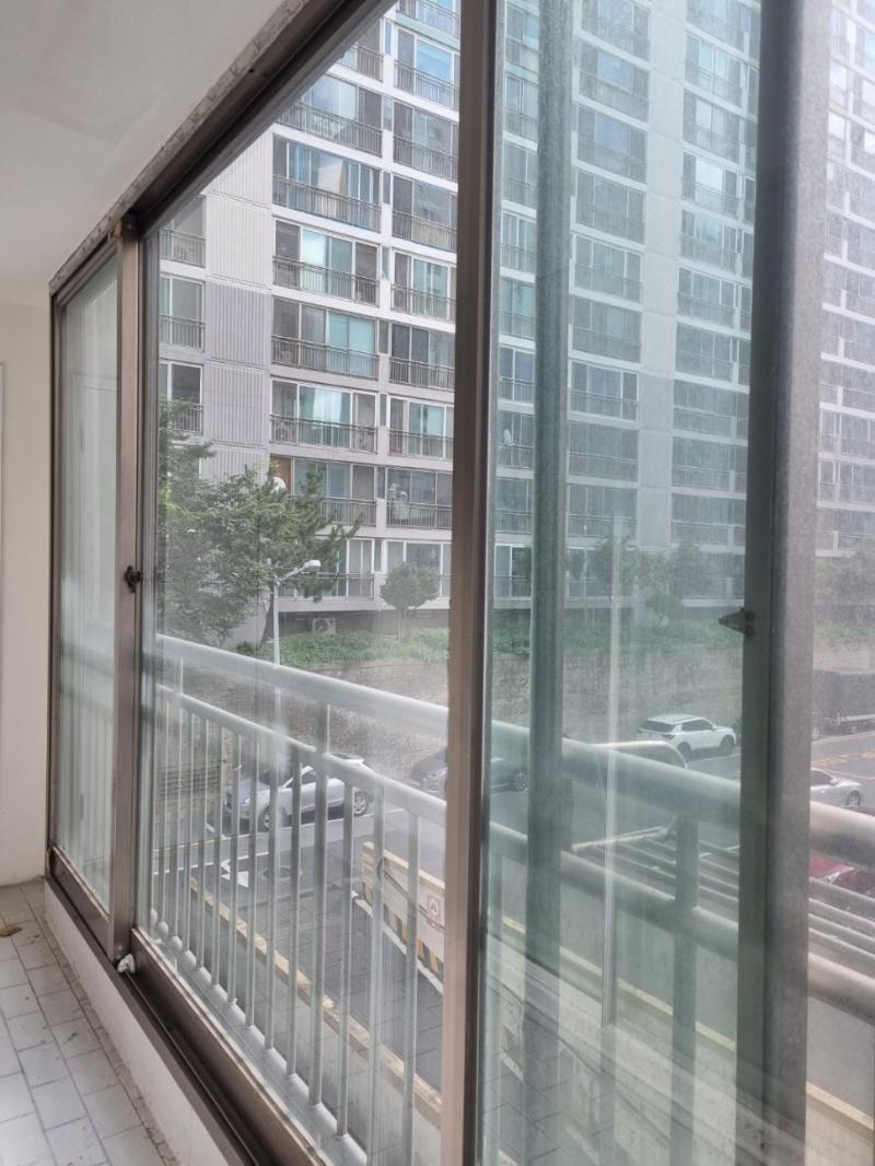 외부 도로가 보이는 창호 하단 밀착 부위