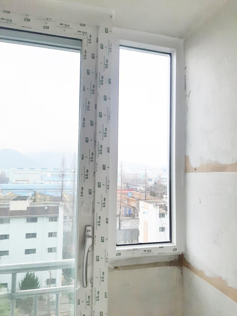 흰색 벽면과 맞닿은 창호 유리 패널
