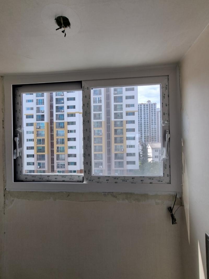벽지 마감 전 천장 전선 구멍이 보이는 실내 창호