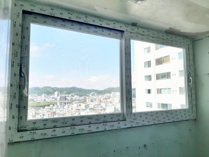 도시 풍경이 보이는 창호 근접 샷