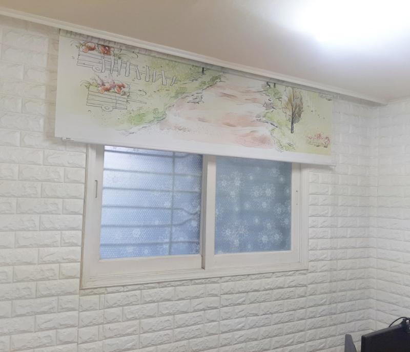 흰색 벽돌 패턴 벽면과 꽃무늬 필름이 붙은 창문
