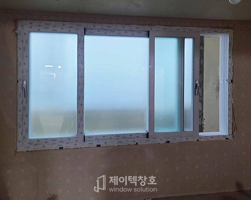 마감재 부착 전의 흐릿한 유리 패널 창호