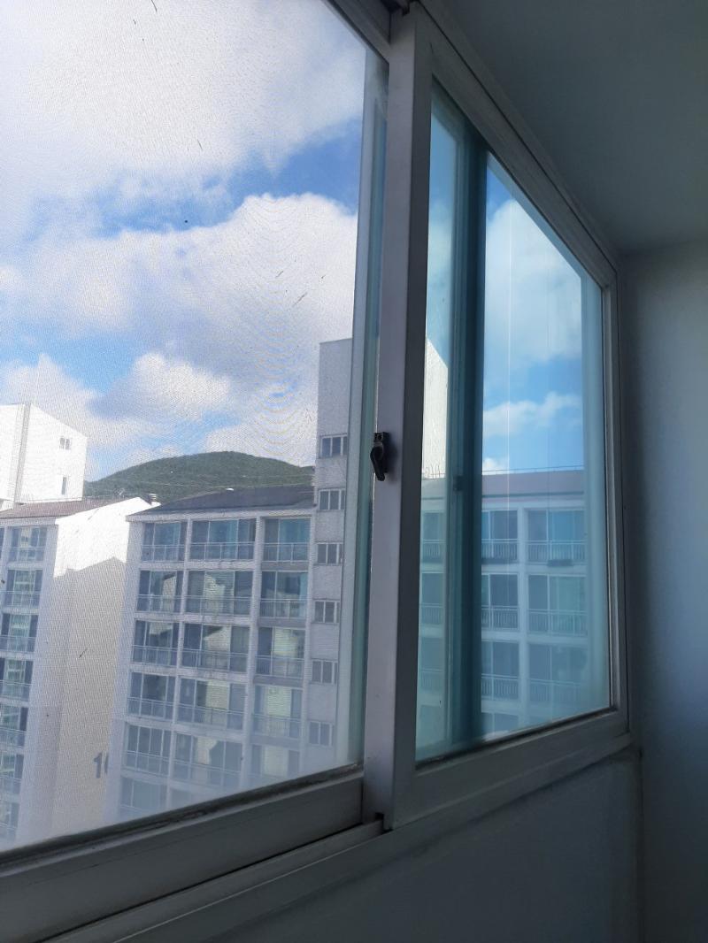 유리와 프레임의 접합부를 보여주는 근접 촬영