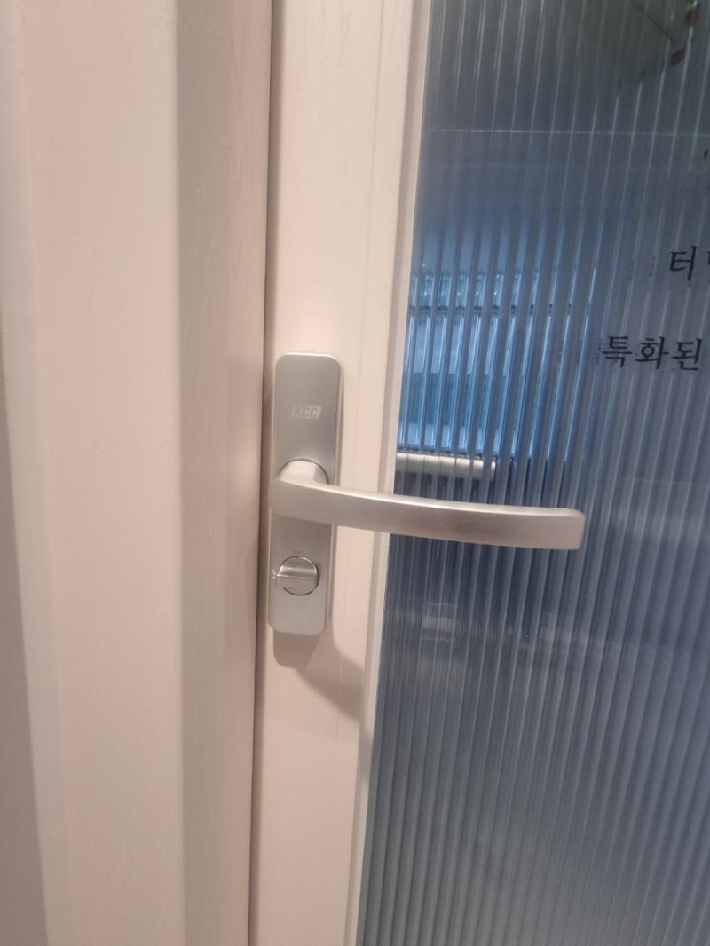 힌지가 장착된 여닫이 도어와 프레임 상단