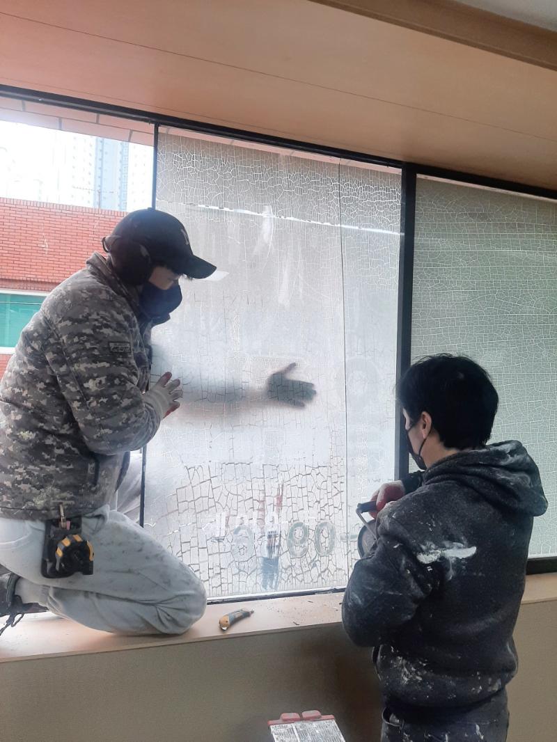 창호 손잡이와 수공구, 소형 도구가 놓인 모습