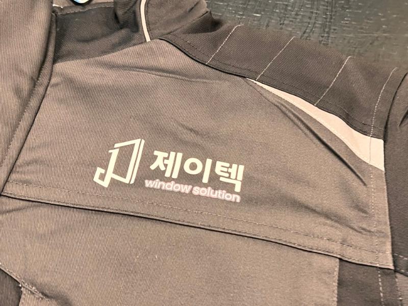 의류 상의에 인쇄된 제이텍 window solution 로고