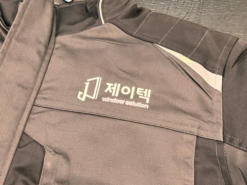 의류 상의에 인쇄된 제이텍 window solution 로고