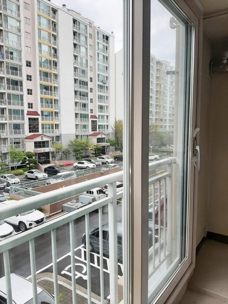 발코니 난간과 창호 유리가 맞닿은 지점