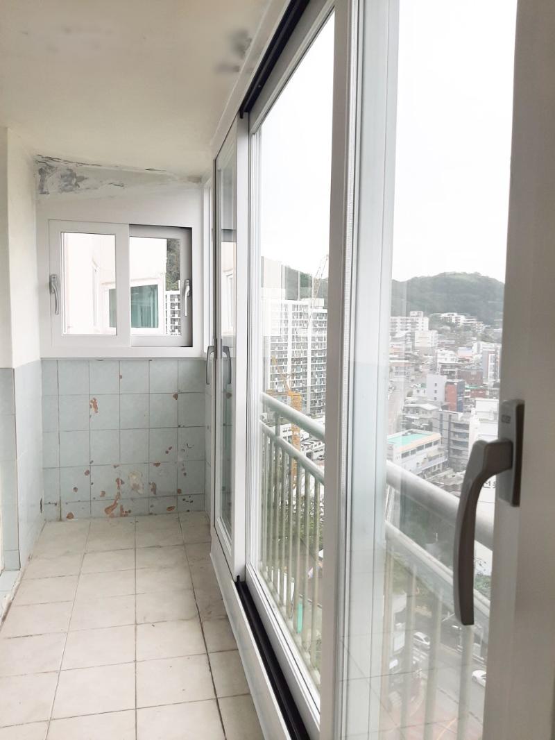 파란색 타일 벽면과 흰색 창호가 설치된 공간