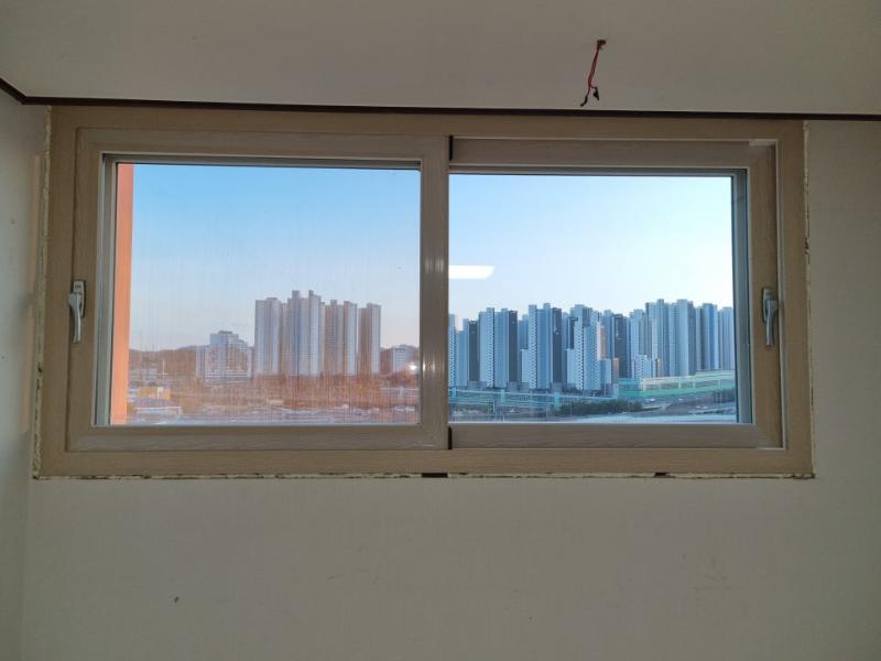 베이지색 프레임과 흰색 벽면의 조화