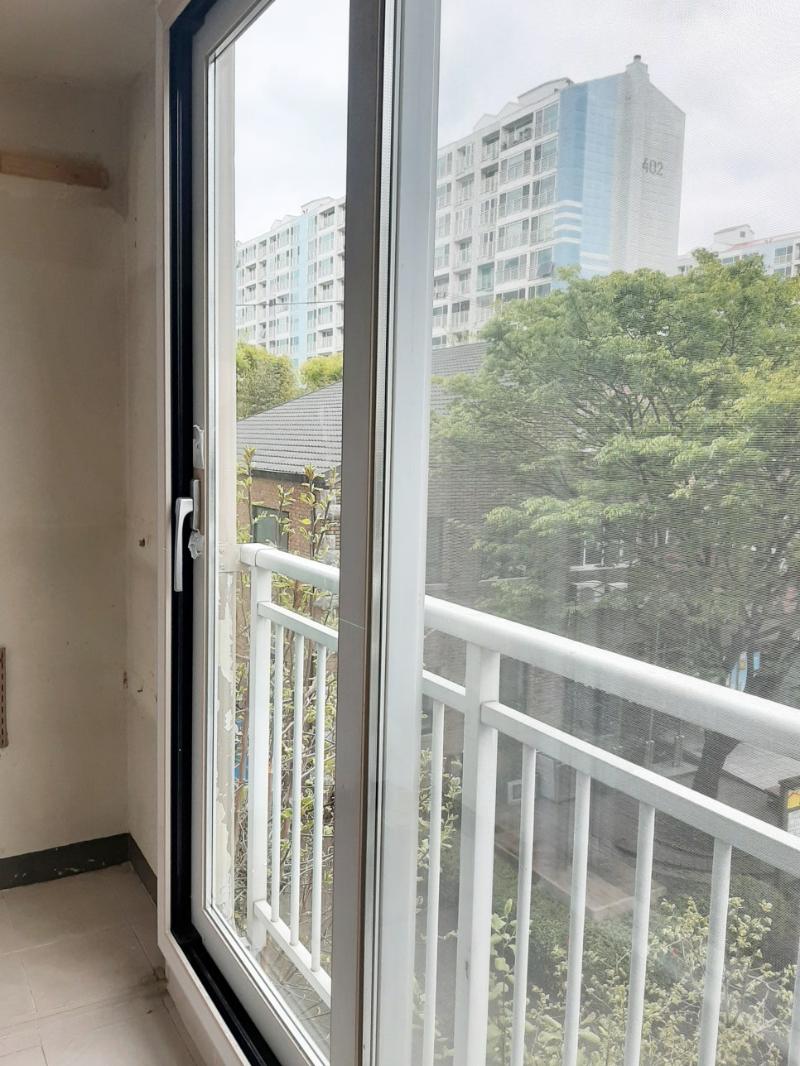 검정색 힌지와 흰색 프레임이 보이는 창호 근접 샷