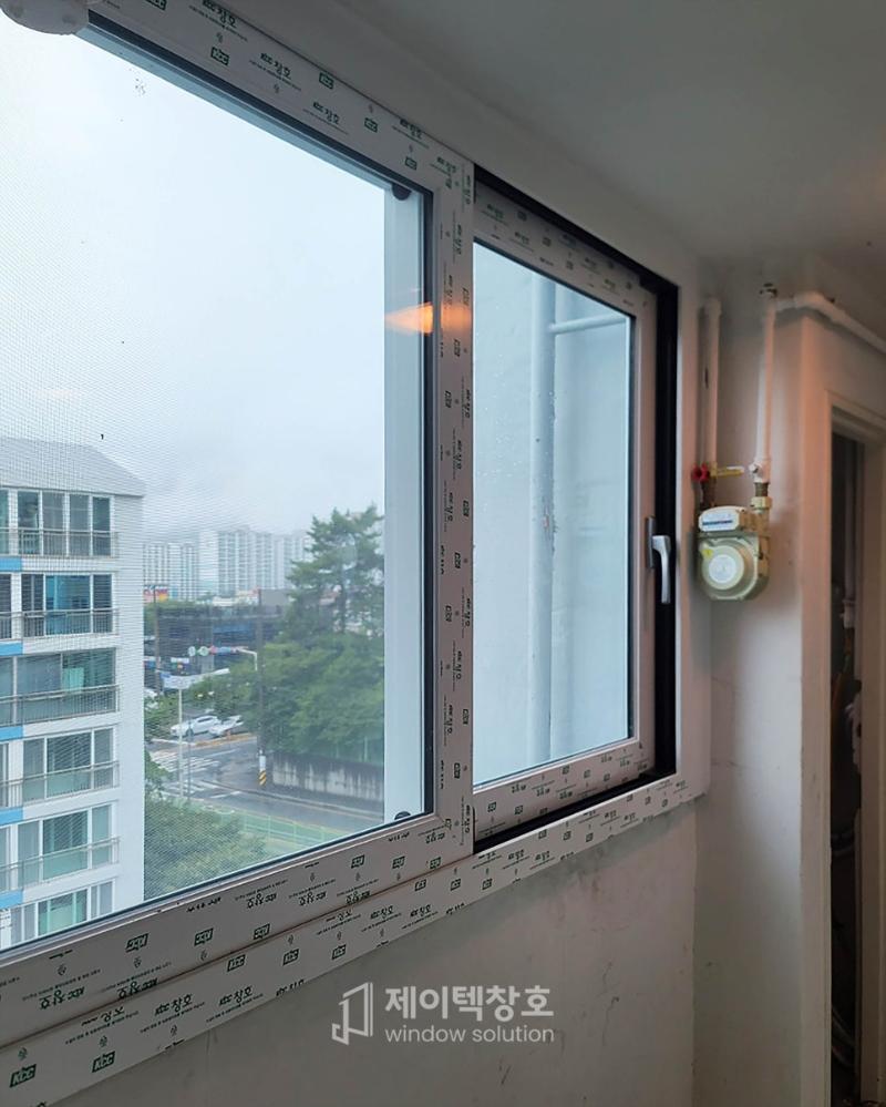 도시 풍경이 보이는 창호 프레임 근접샷