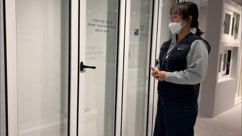 흰색 프레임 유리문이 설치된 복도 공간