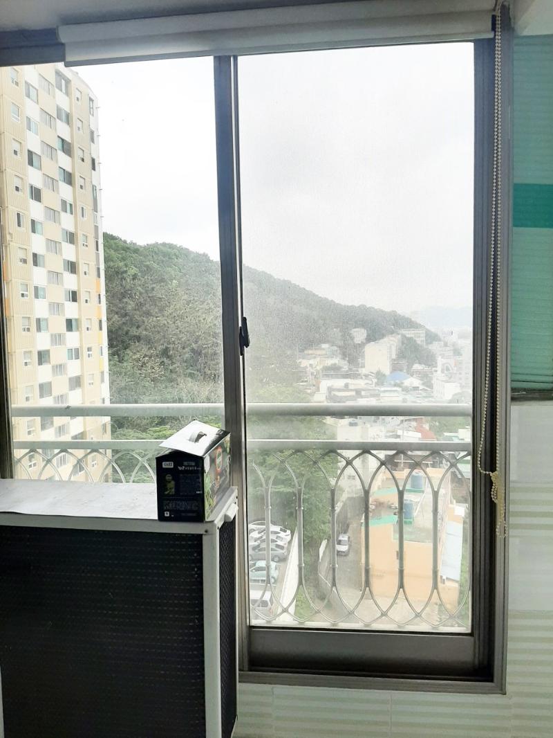 벽면과 밀착되어 설치된 흰색 창호 프레임 근접 샷