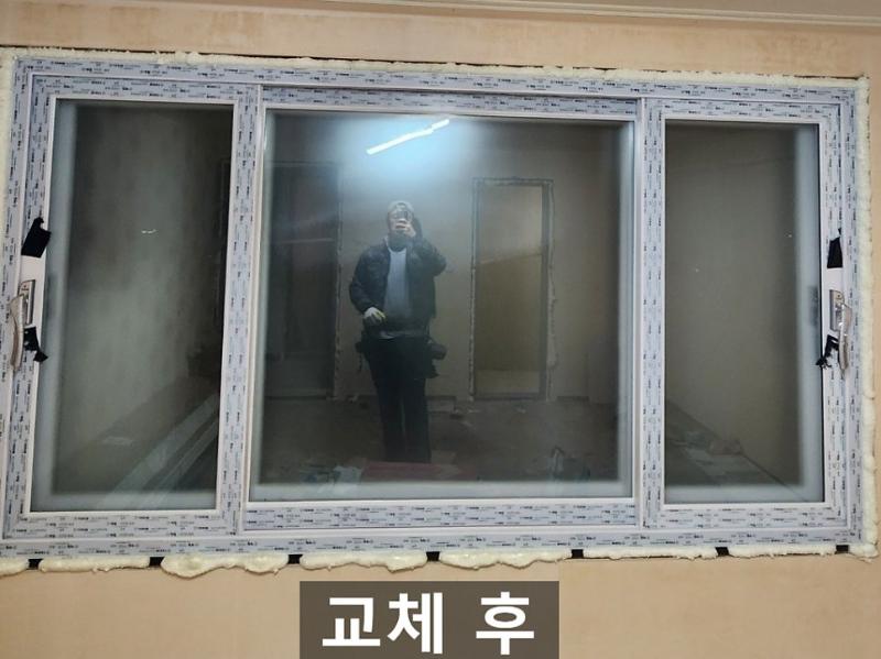 로이 유리와 그린 유리를 더해 단열을 챙긴 확장 거실 | 창원 삼계화성타운 사진