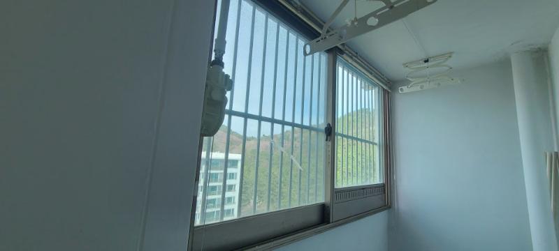 벽면과 맞닿은 창호의 금속 방수망 근접 샷