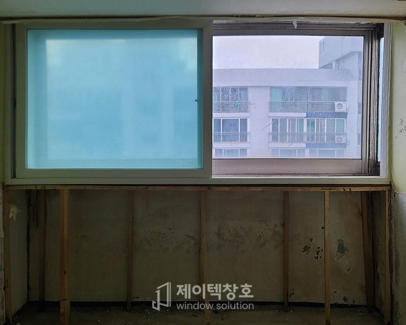 블루 필름 유리와 노출된 나무 프레임의 상태