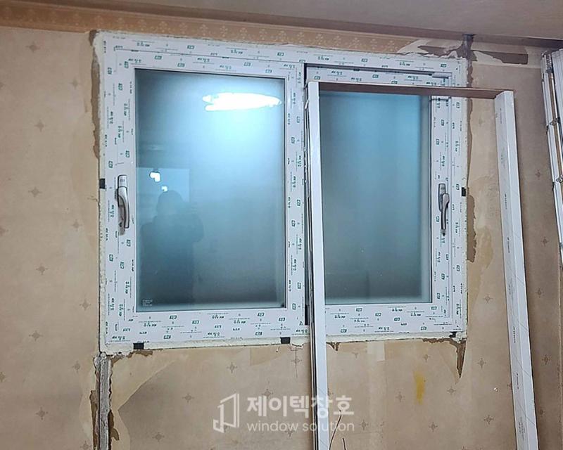 베이지색 도배지와 맞닿은 흰색 창호 프레임