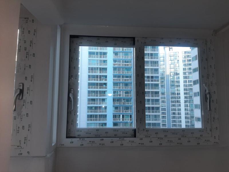 창호 프레임 주변에 보조 보드가 부착된 상태