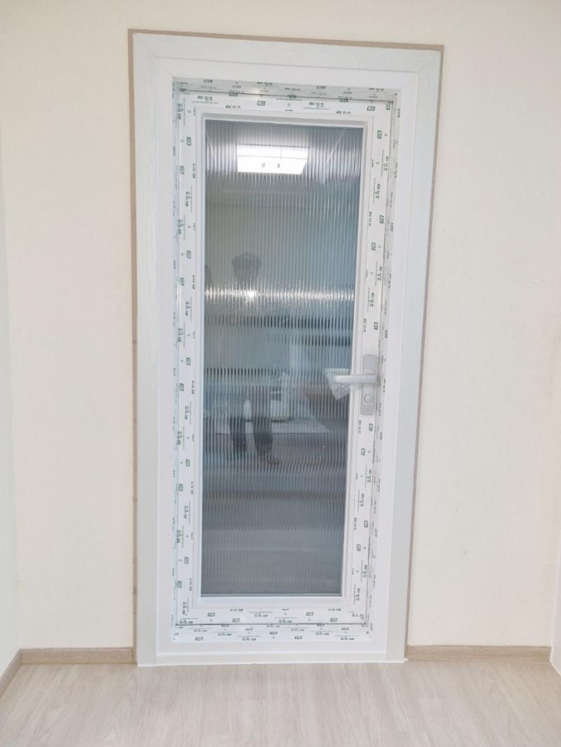 모루유리 패널이 적용된 화이트 터닝도어 설치 상태
