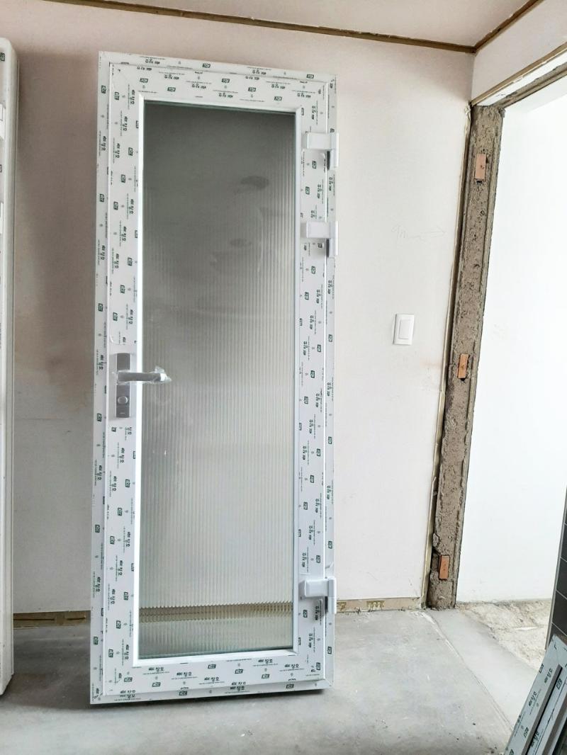 모루유리가 적용된 흰색 터닝도어 설치 디테일