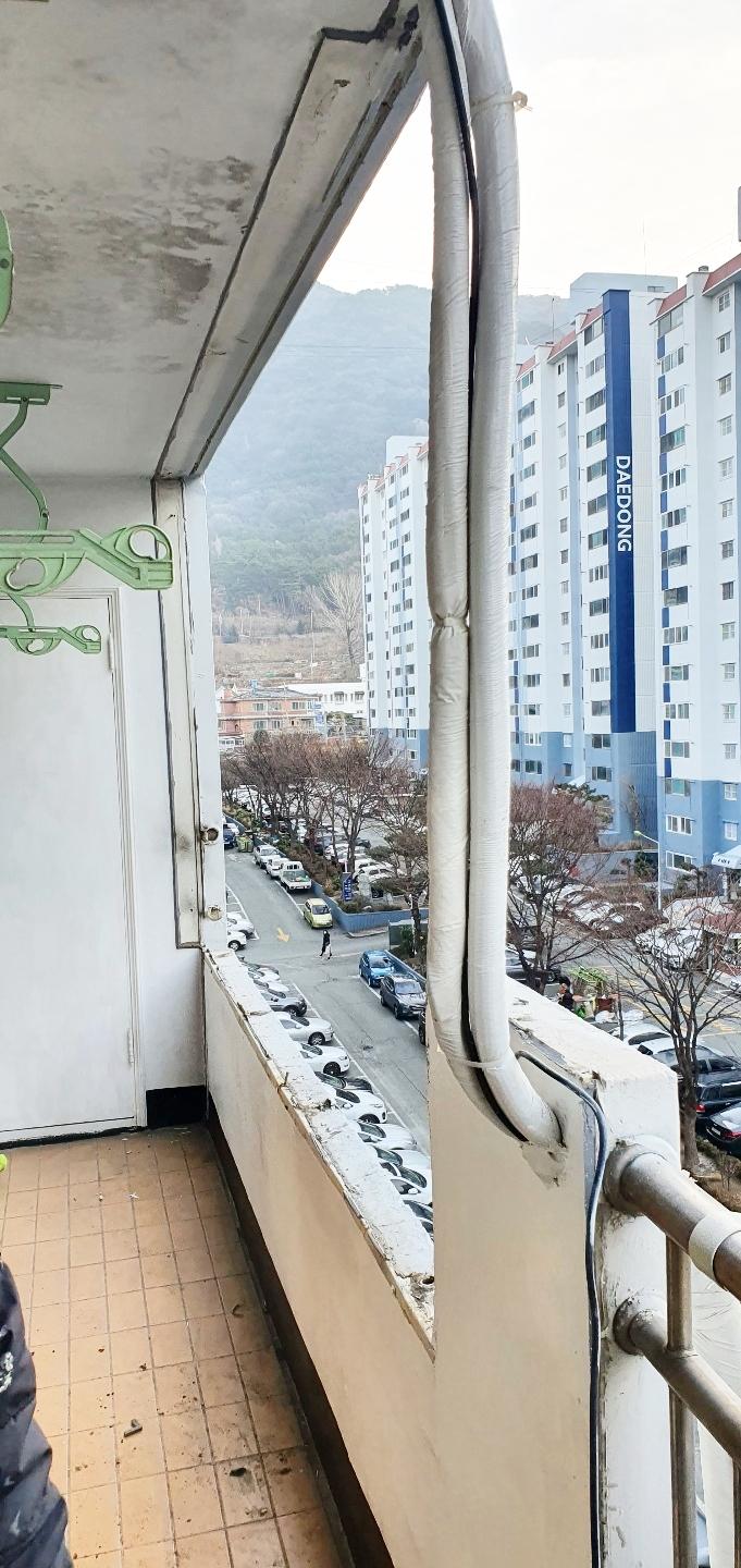 흰색 마감벽과 맞닿은 창호 근접 모습