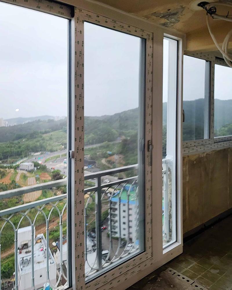 창호 설치 후 외부 풍경이 보이는 발코니