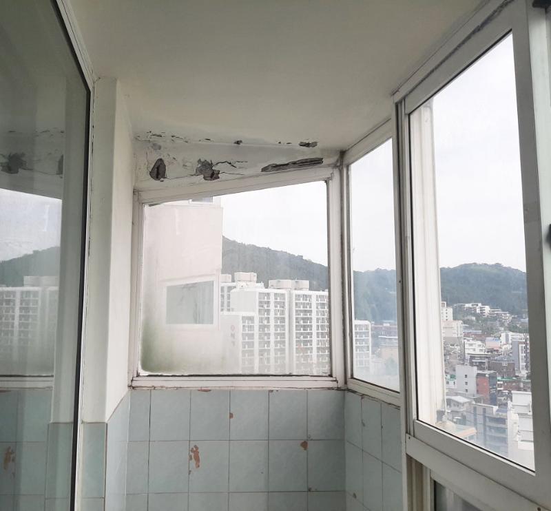 천장 마감이 벗겨진 상태의 창호 설치 과정