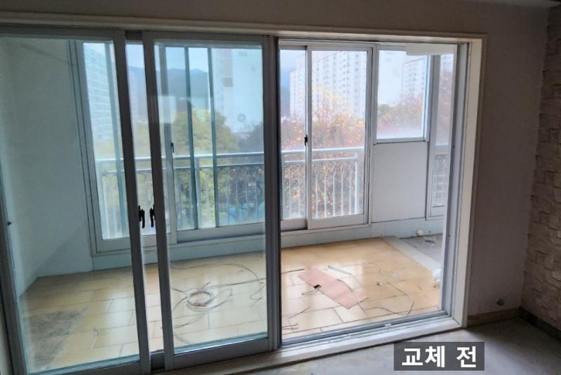 자재들이 놓인 시공 전 발코니 공간