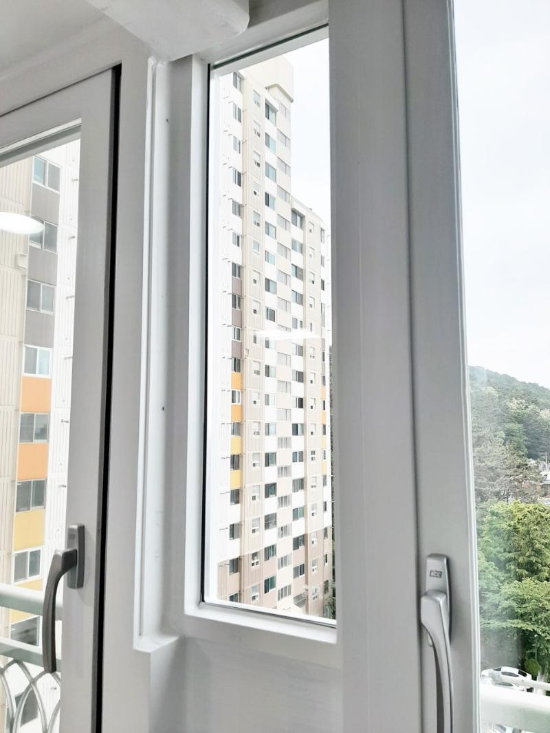 외부 풍경이 보이는 창틀과 정밀하게 설치된 손잡이