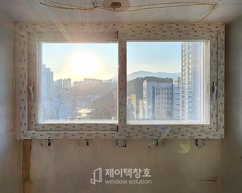 규격 정보가 표시된 프레임과 외부 조망