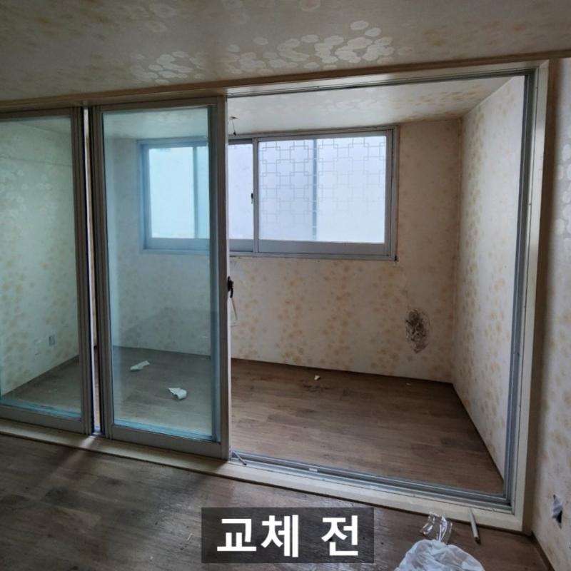 벽지 훼손이 보이는 시공 전 실내 공간
