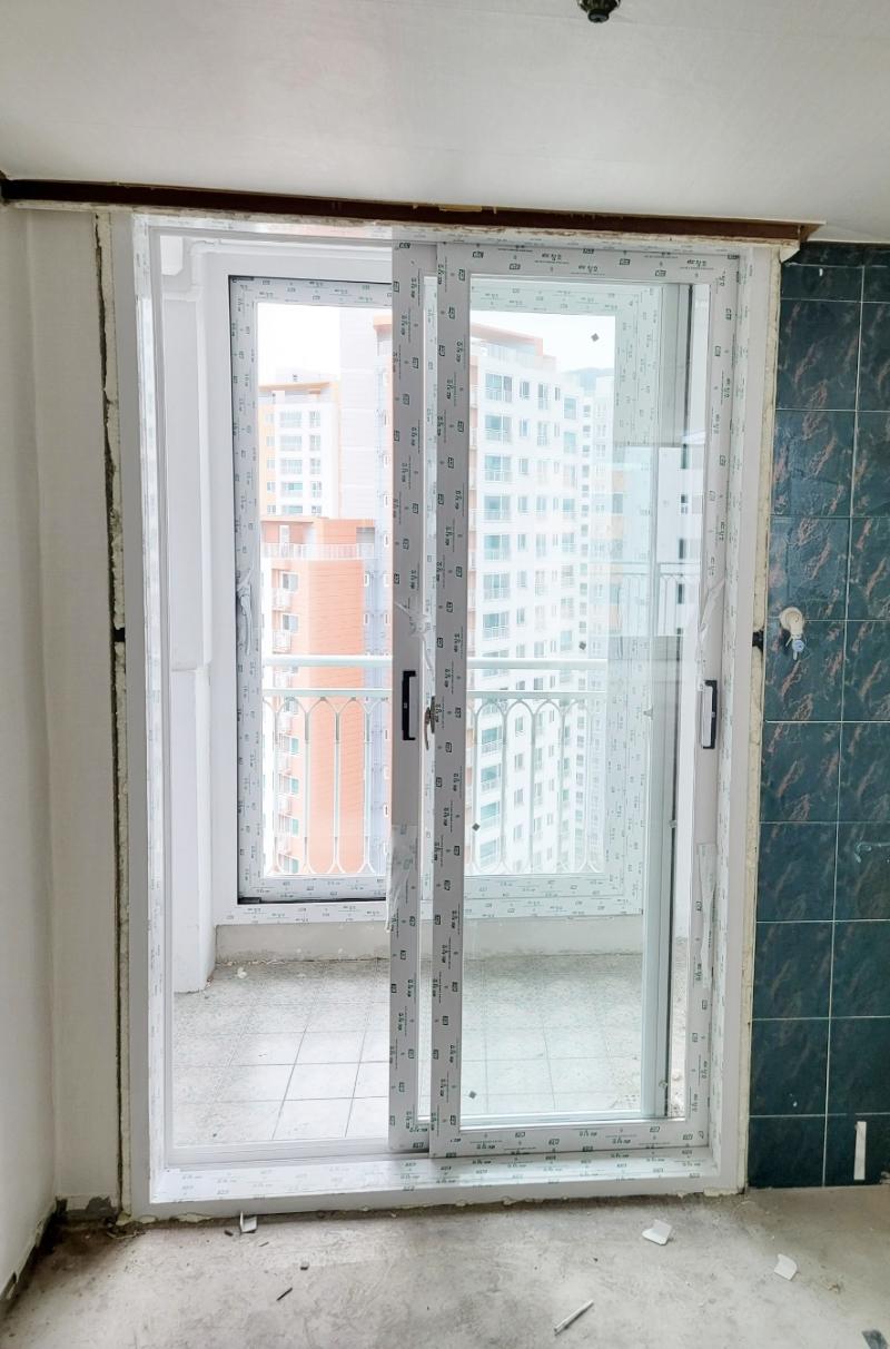 벽면 마감 전 설치 중인 창호 프레임