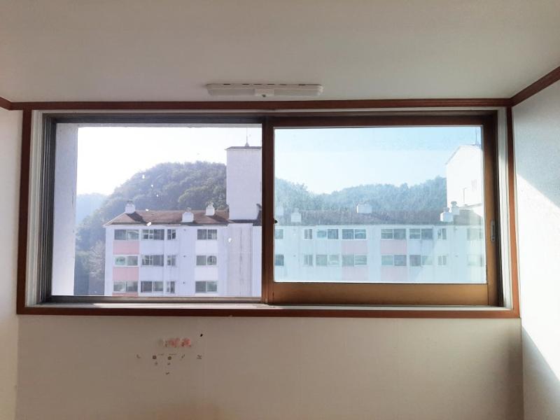 외부 조망이 보이는 창호와 벽면의 상태