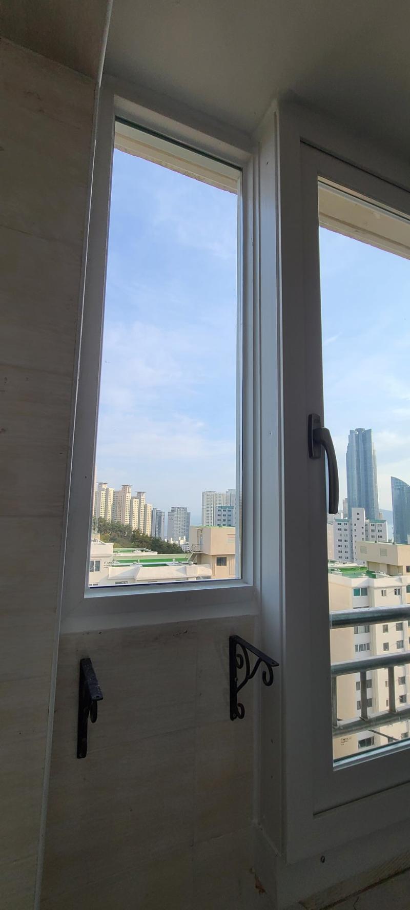 도시 풍경이 보이는 화이트 프레임과 검은색 장식부