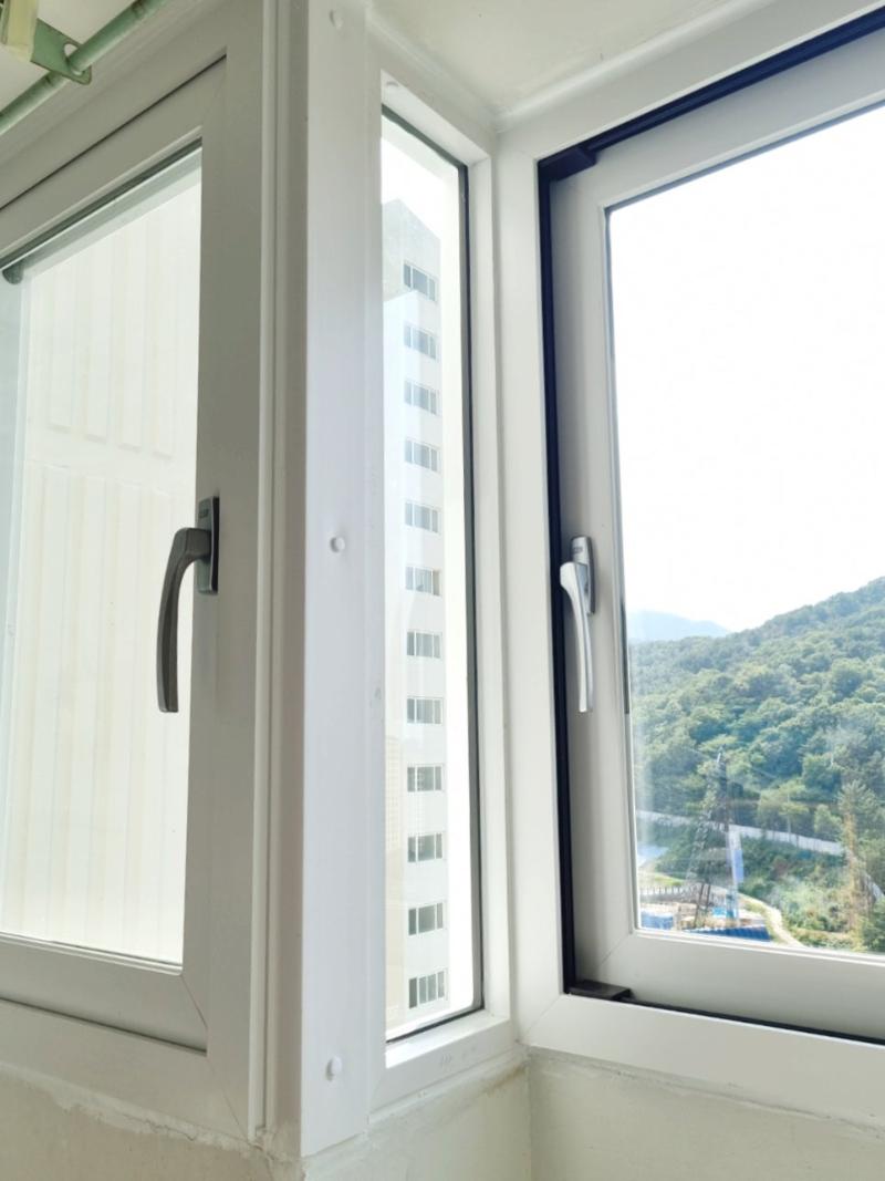흰색 프레임과 검은색 테두리가 보이는 근접 모습