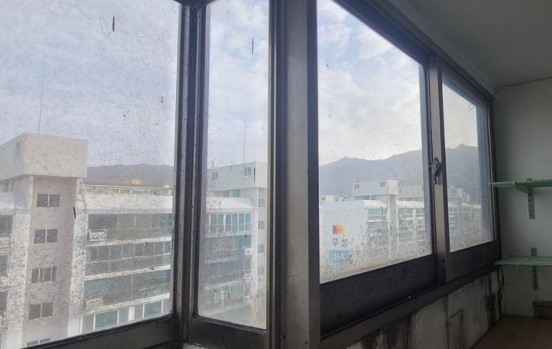 외부 산 배경이 보이는 창호 프레임과 벽면
