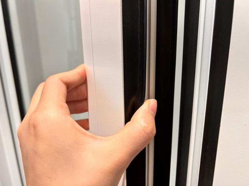 흰색 패널과 검은색 프레임의 접합부