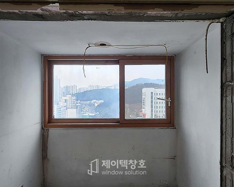 천장 전선이 노출된 상태의 창호 설치 공간