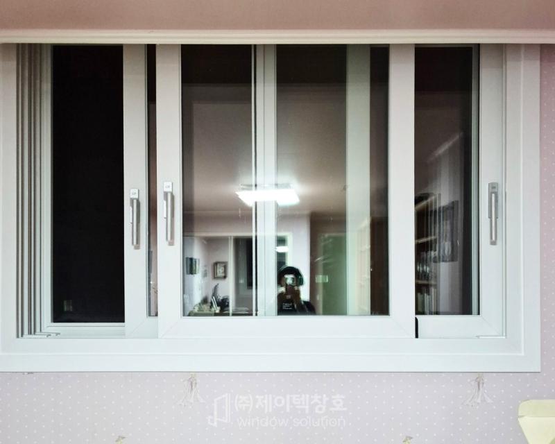 실내 조명이 반사되는 흰색 프레임 유리 패널