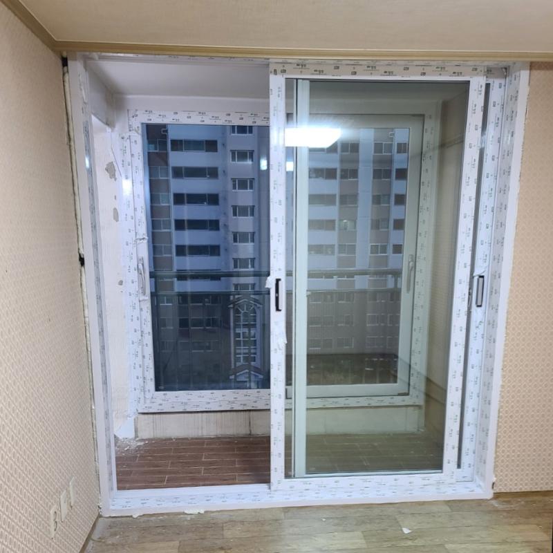 실내 벽지와 맞닿은 창호 프레임과 유리 패널