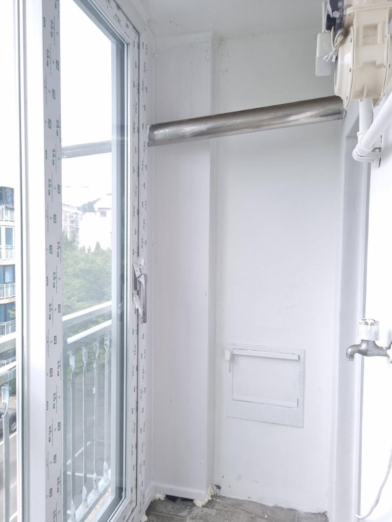 배관과 수도꼭지가 보이는 창호 외부 프레임