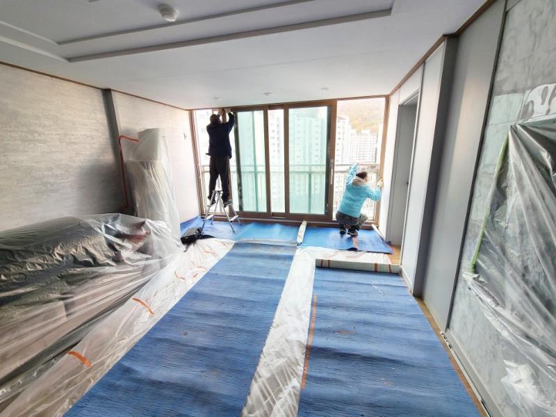 천장과 벽면 마감이 제거된 상태에서 창호를 배치하는 과정