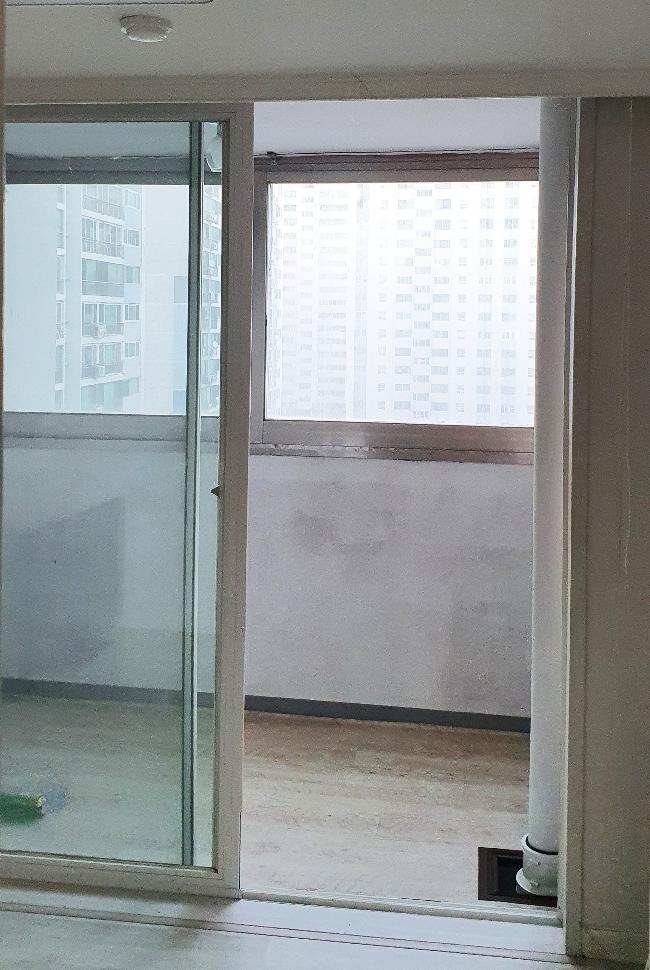 벽면이 노출된 상태의 실내 전경